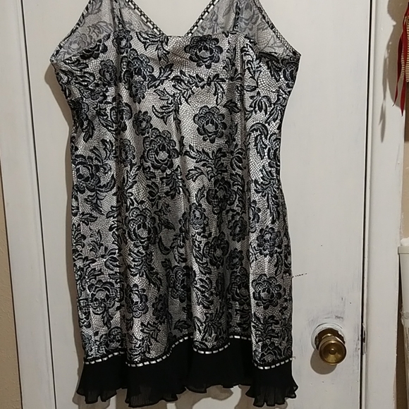 Beautiful black and silver print short nightie - Picture 2 of 2